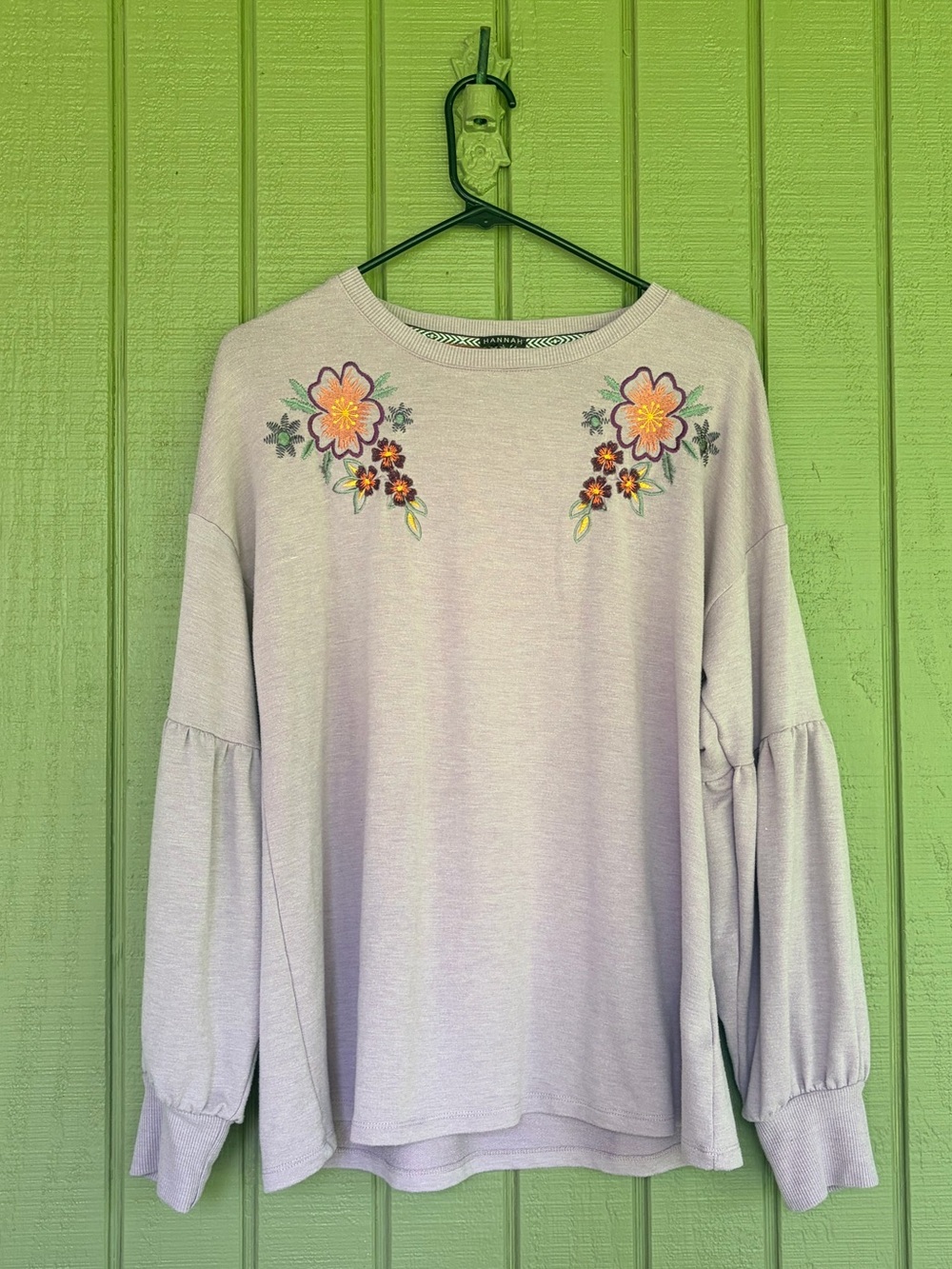 HANNAH by Bill Blass Floral Embroidered Sweatshirt Lavender L Balloon Sleeve